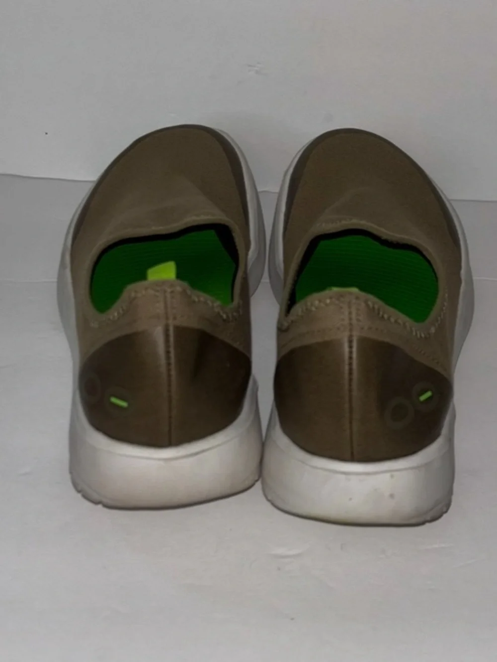 OOFOS OOmg eeZee Low Womens Size 8 Khaki Tan Walking Slip On Recovery Shoes